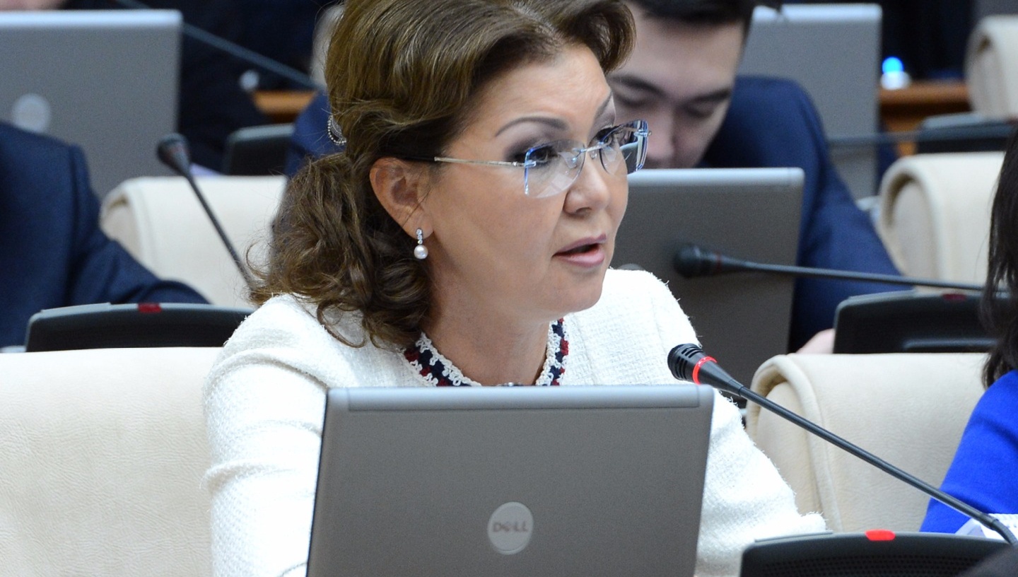 Nazarbaeva: "Almatyǵa 500 myń adam kelip-ketip isteidi. Sheshim qabyldaý qajet"