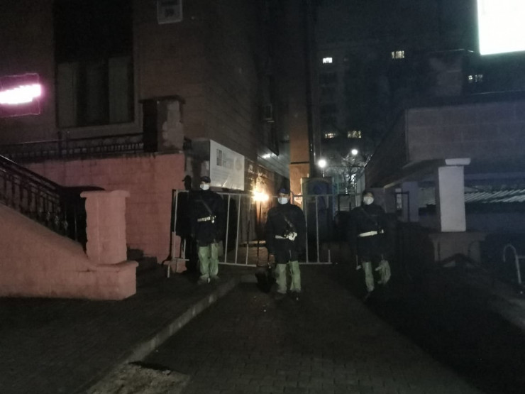 Almatyda indet juqtyrǵan adam turatyn «Suńqar» turǵyn úi keshenine karantin engizildi