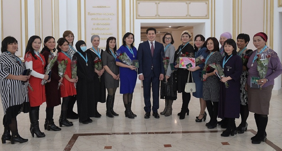 Әбілқайыр Сқақов анлар мен қыз-келіншектерді төл мерекесімен құттықтады