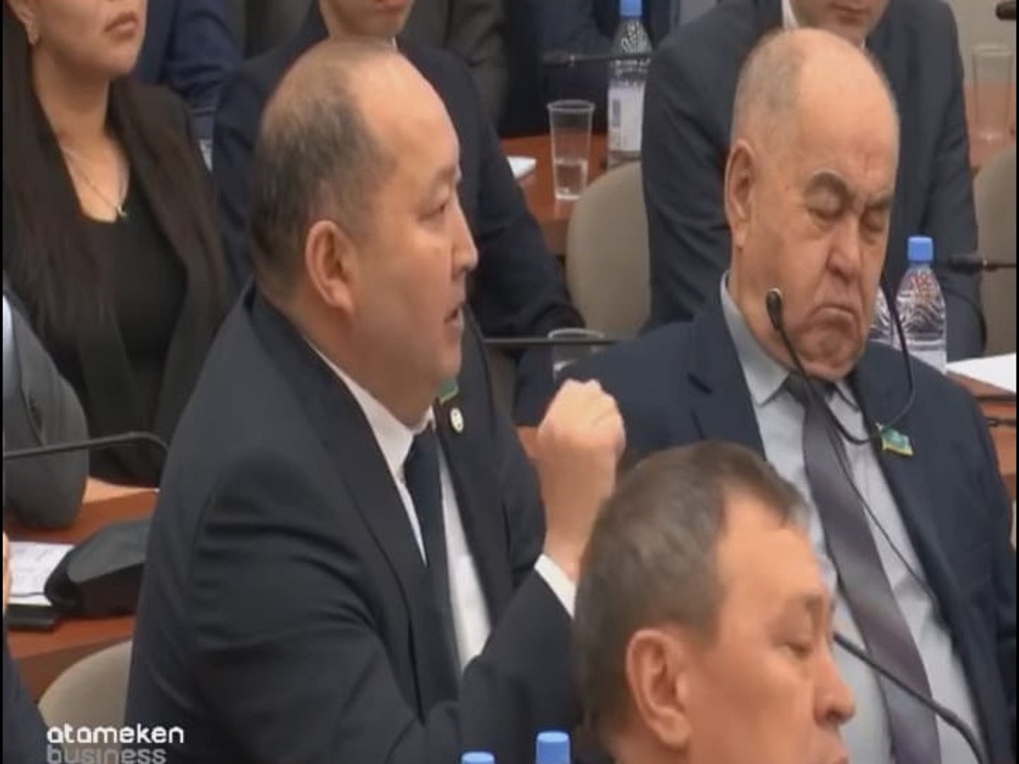 "ونىڭ وتىرىسى سونداي". دەپۋتاتتار قالىڭ ۇيقىداعى كوسارەۆتى جاقتاپ شىقتى