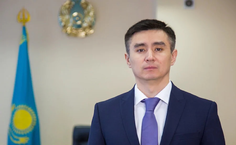 "Параға iPhone алған". Нұр-Сұлтандағы Байқоңыр ауданының әкімі неге ұсталды?
