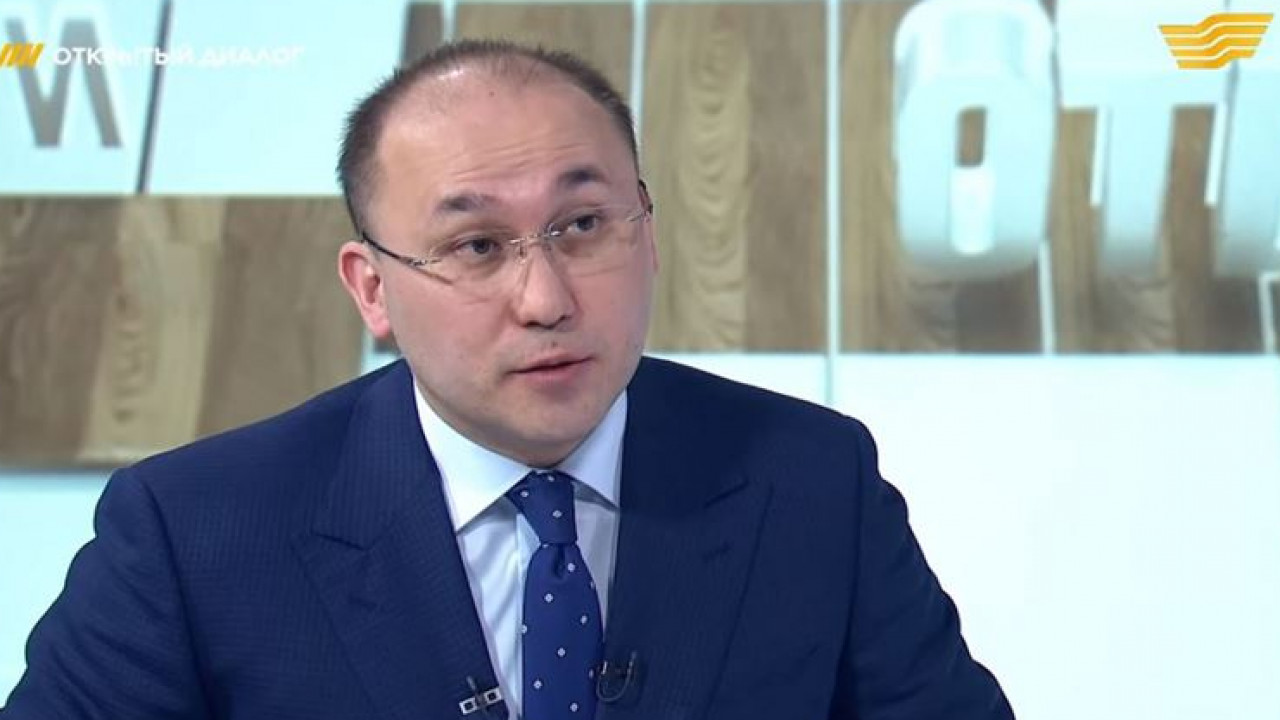 Абаев шетелдік нөмірдегі көліктерге салынған тыйымға қатысты ойын айтты