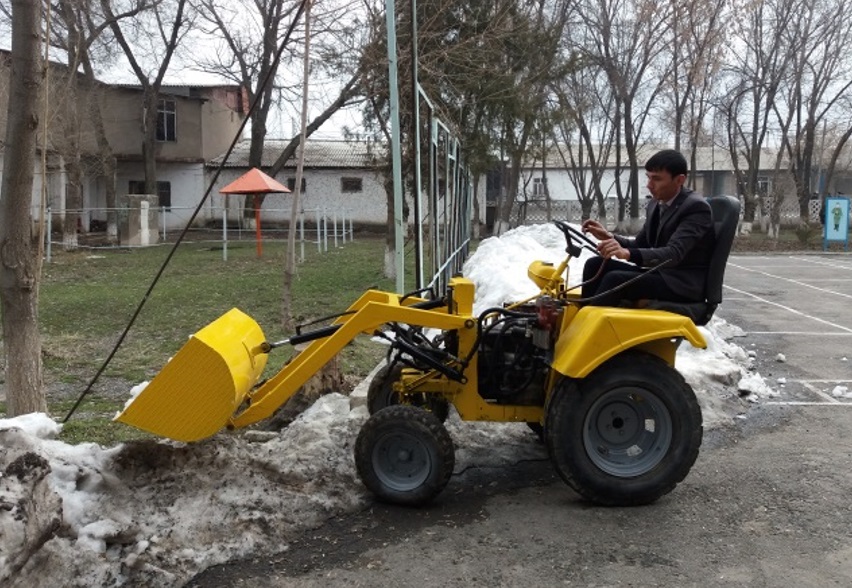 Kolledj ustazdary men stýdentteri birlesip shaǵyn traktor qurastyrdy