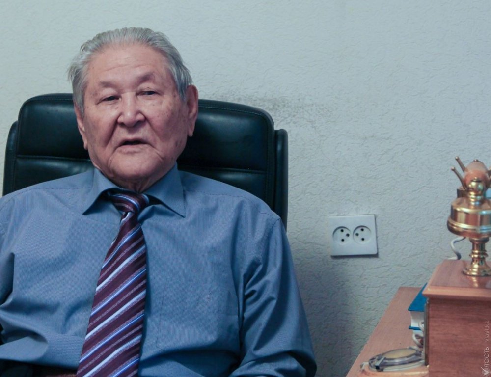 Халық Әбділдинмен адам айнала алмайтын фойеде қоштасты