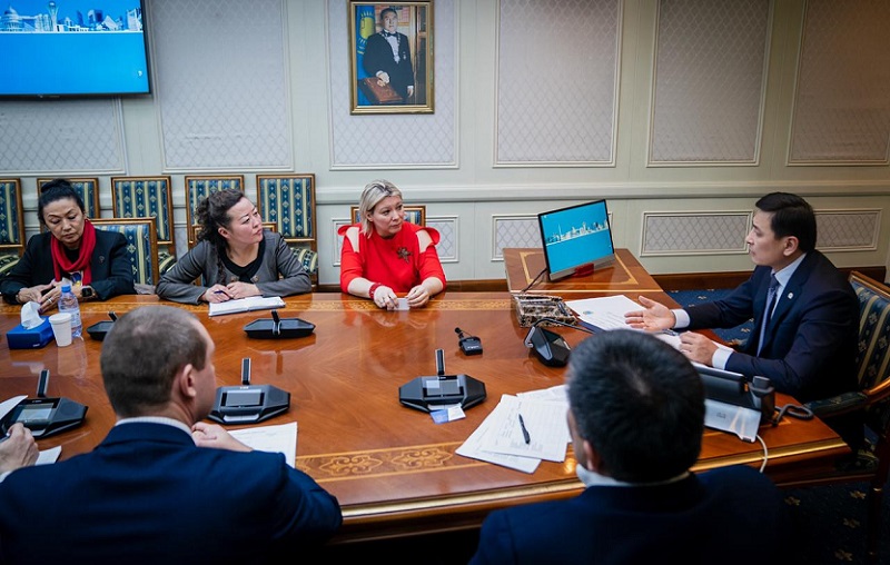 Altai Kólginov qalyptasqan dástúrge sai elorda turǵyndarymen kezdesti