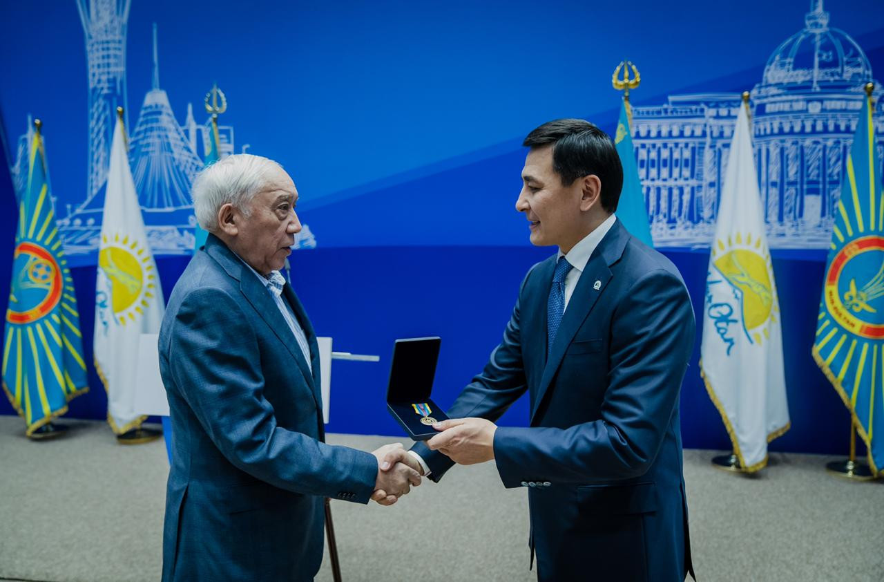 Әкім мәслихат депутаттарына құрмет көрсетті