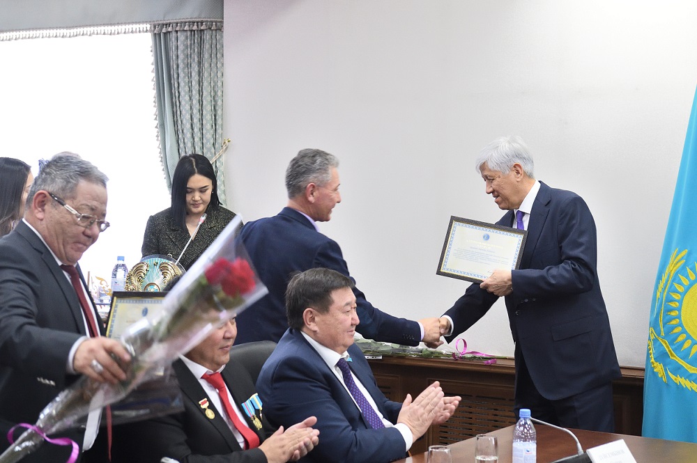 Batalov jeltoqsanshylarǵa qurmet kórsetti