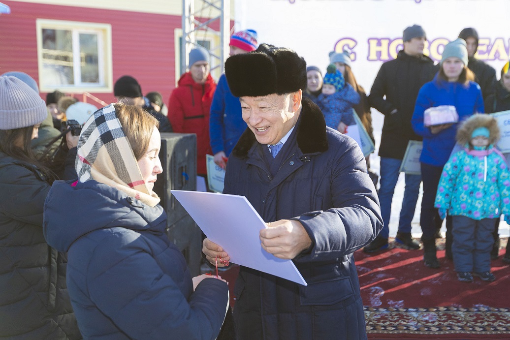 Ahmetov balalar úiinde tárbielengen jastarǵa páter kiltin berdi (foto)