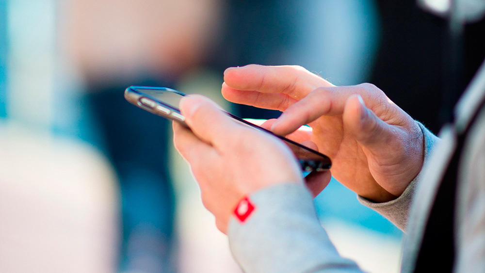 Memlekettik qyzmetkerlerge smartfon ustaýǵa ruqsat