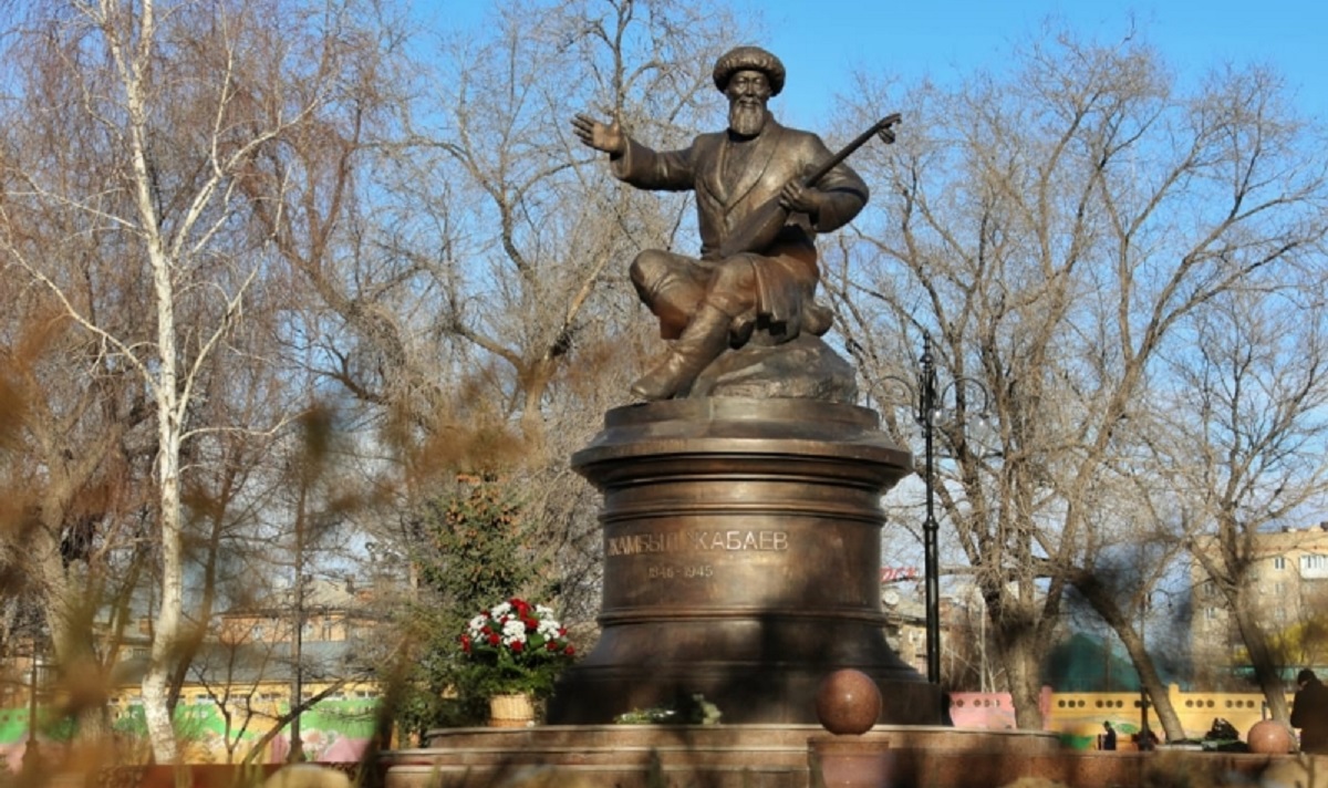 Шығыста жыр алыбына ескерткіш орнатылды