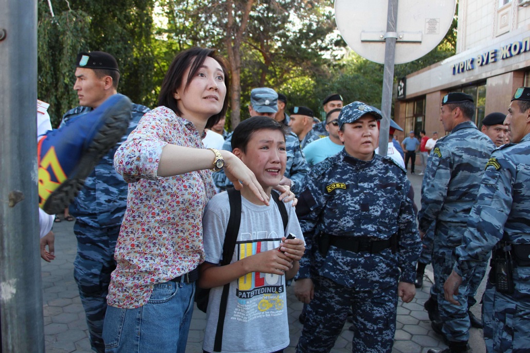 Сенаторлар: "Митингке баласын ертіп баратындар жазаға тартылады"