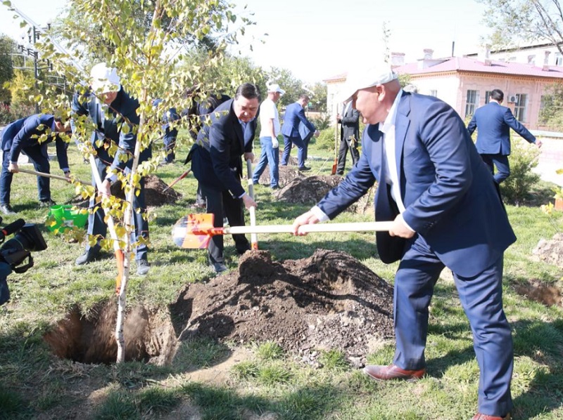 Асқар Мамин келіп, «Эко сағат!» акциясын бастап берді