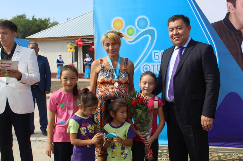 Mereke qarsańynda Almaty oblysyndaǵy kópbalaly otbasylarǵa 21 úi berildi