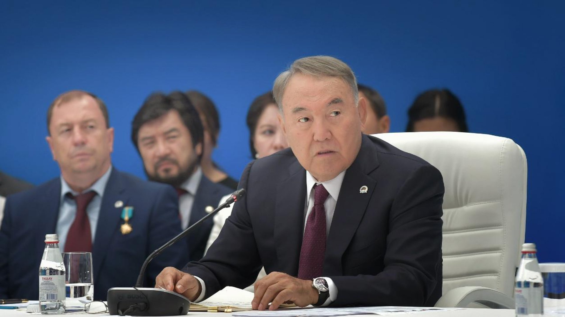 Nazarbaev: "Shymkentte partiianyń týyn julyp tastady. Qaida qaradyńdar?"