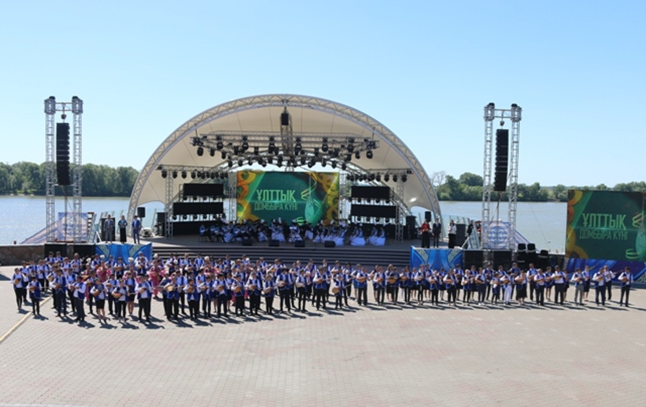 Ұлттық домбыра күні: павлодарлық 150 күйші «Балбырауын» күйін ойнады
