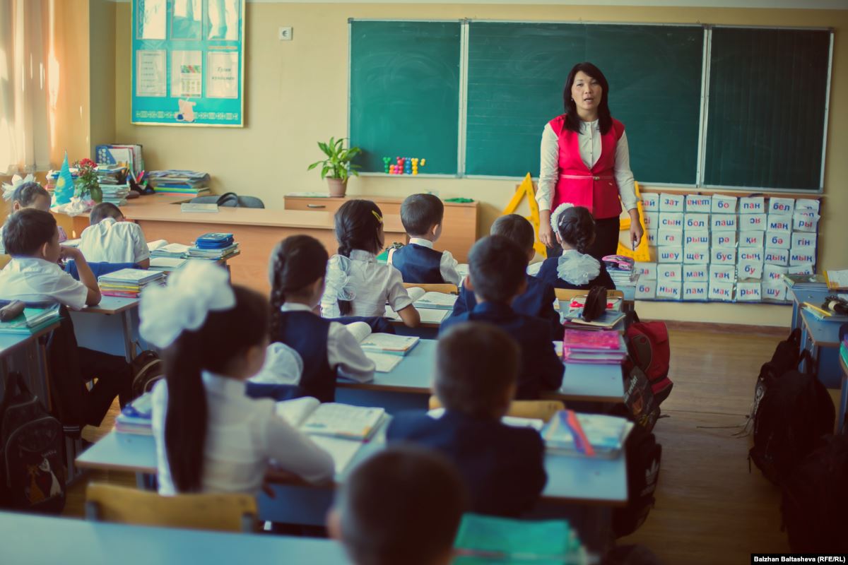 قازاقستاندا مۇعالٸمدەر مەن دەرٸگەرلەر مەرتەبەسٸن كٶتەرەتٸن زاڭ قابىلدانادى