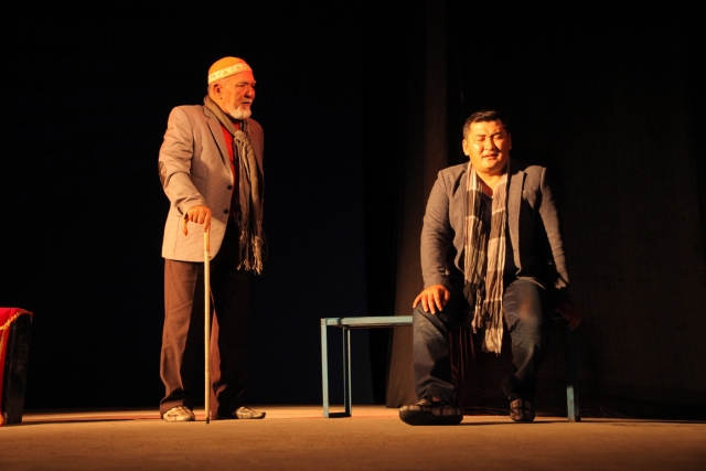 Qostanai teatry Túrkistanda óner kórsetti