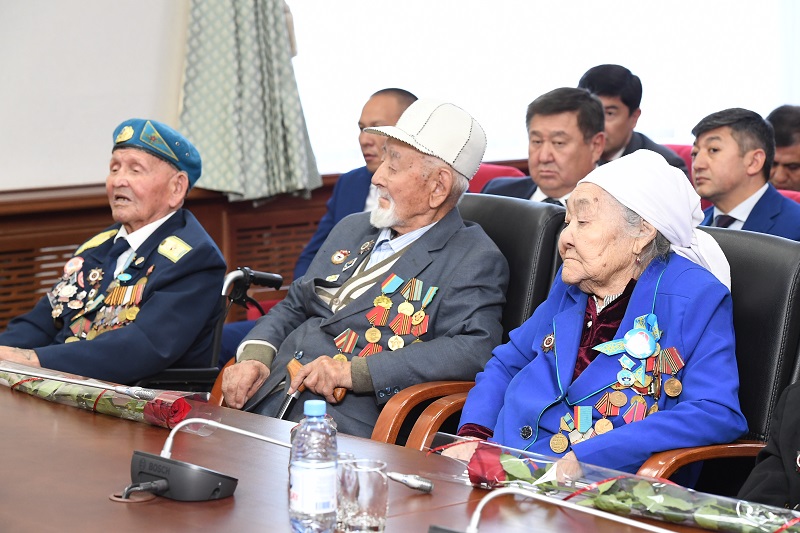 جەتٸسۋدا ارداگەرلەرگە 500 مىڭ تەڭگەدەن كٶمەك بەرٸلدٸ