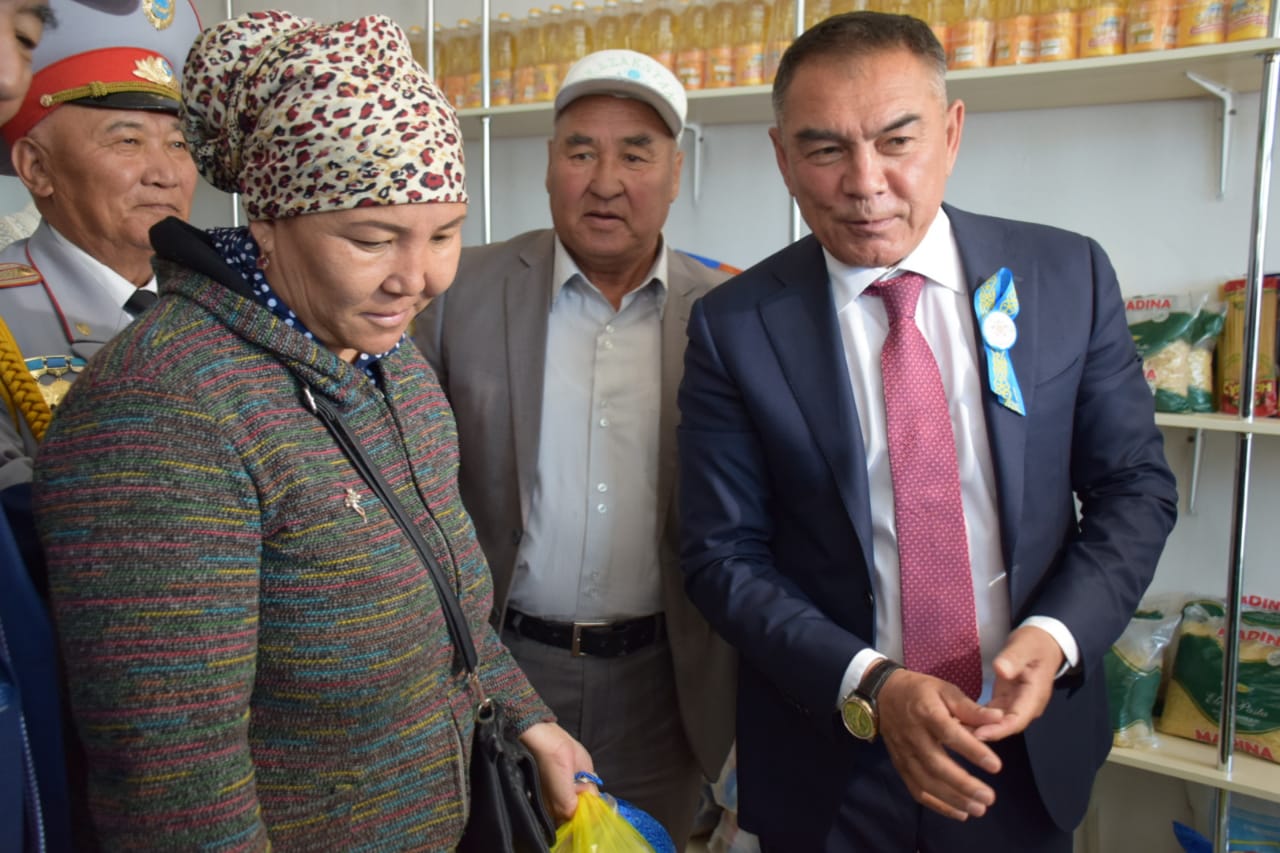 "Bári tegin". Túrkistanda erekshe dúken ashyldy (foto)