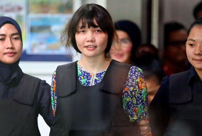 Kim Chen Ynnyń aǵasyn óltirdi dep aiyptalǵan áiel bostandyqqa shyqqan