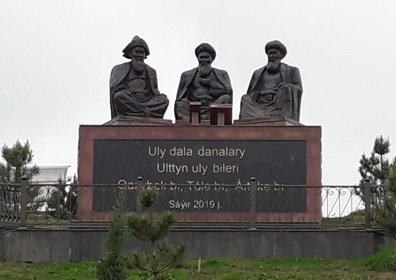 Үш биге ескерткіш орнатылды