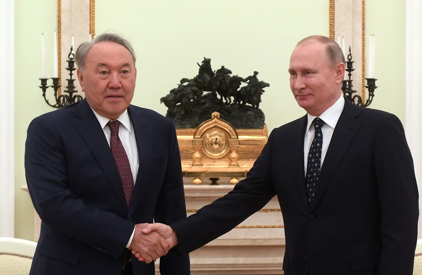 "Otstavkaǵa ketpei tura...". Nazarbaev pen Pýtin ne týraly sóilesti?
