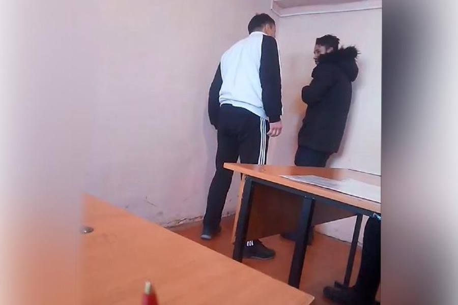 "Bir ǵana sebep bar...". Ustaz nege shákirtin tepkiledi?