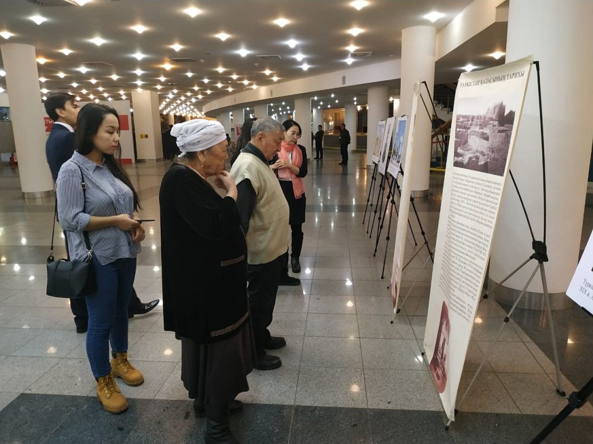 "تۇڭعىش پرەزيدەنت جەنە تٷركٸستان"  كٶرمەسٸ ۇيىمداستىرىلدى