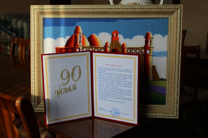 Ózbek aǵaiyndar Maqtaaral aýdanynyń 90 jyldyq mereitoiymen quttyqtady