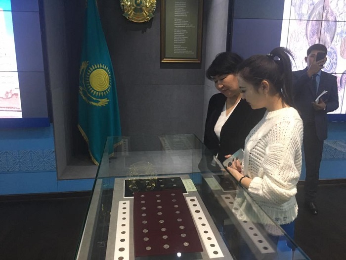 ۇلتتىق تەڭگە كٷنٸ تٷركٸستاننىڭ كٶنە تەڭگەلەرٸ جۇرتشىلىق نازارىنا ۇسىنىلدى
