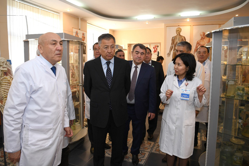 Túimebaev meditsina akademiiasynyń quramymen jáne stýdent jastarmen kezdesti