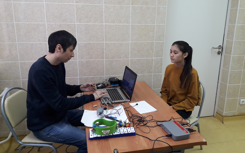 Мүгедек балаларға кохлеарлы имплантанттарды баптауды үйретті