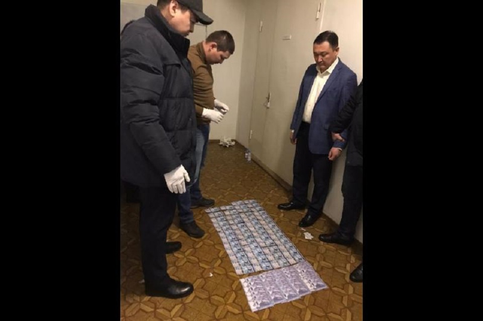 Әуезов театрының директоры пара алып жатқан жерінен ұсталды