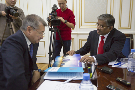 Үндістер Бұқтырма су қоймасы үстінен көпір салады