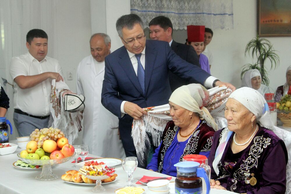 Janseiit Túimebaev qariialardy Qurban ait merekesimen quttyqtady