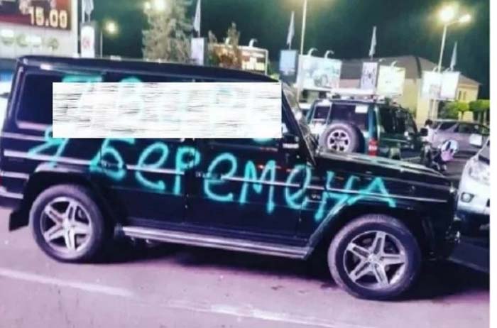 Алматыда бойжеткен аяғының ауыр екенін жігіттің қымбат көлігіне жазып кетті