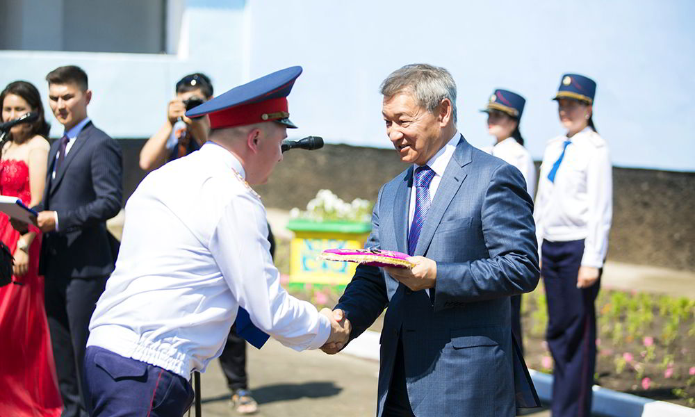 Даниал Ахметов полиция қызметкерлеріне жаңа көліктердің кілтін табыс етті