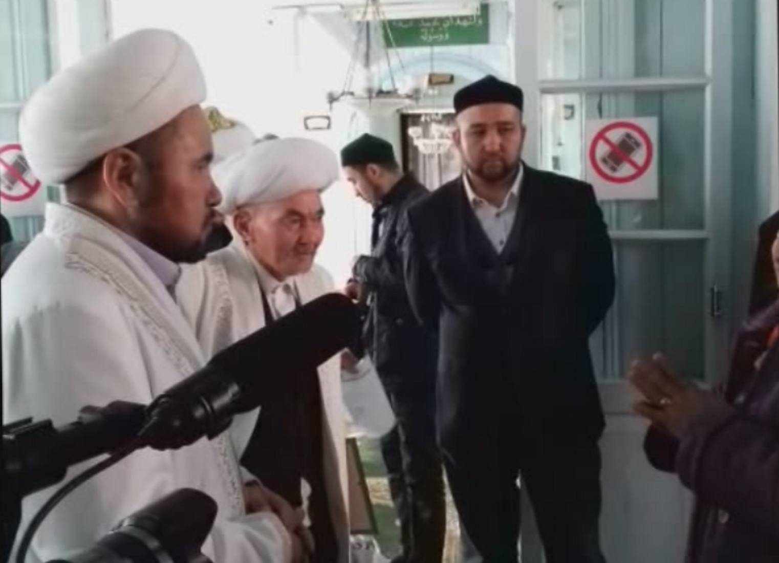 "Ақсақал орнында қалсын!". Семейдегі Ағаш мешітінің жамағаты дүр көтерілді (видео)