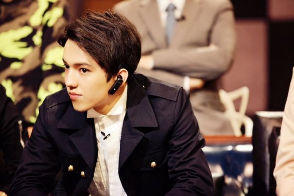Dimash qyzyl kilemniń ústimen qalai júrip ótti (video)