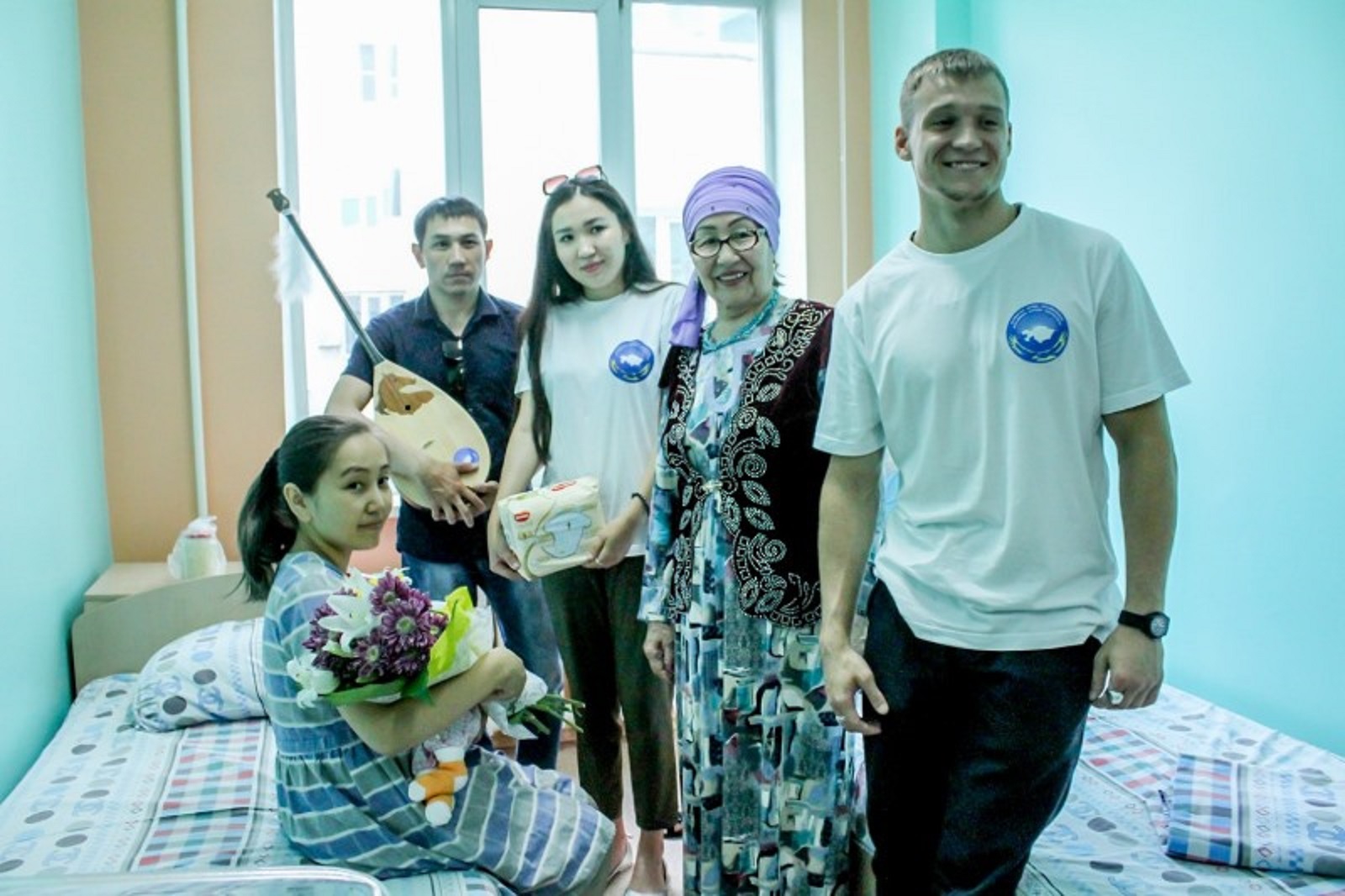 شىعىستا "دومبىرا كٷنٸ" ٶمٸرگە كەلگەن سەبيلەرگە ۇلتتىق اسپاپ تارتۋ ەتٸلدٸ