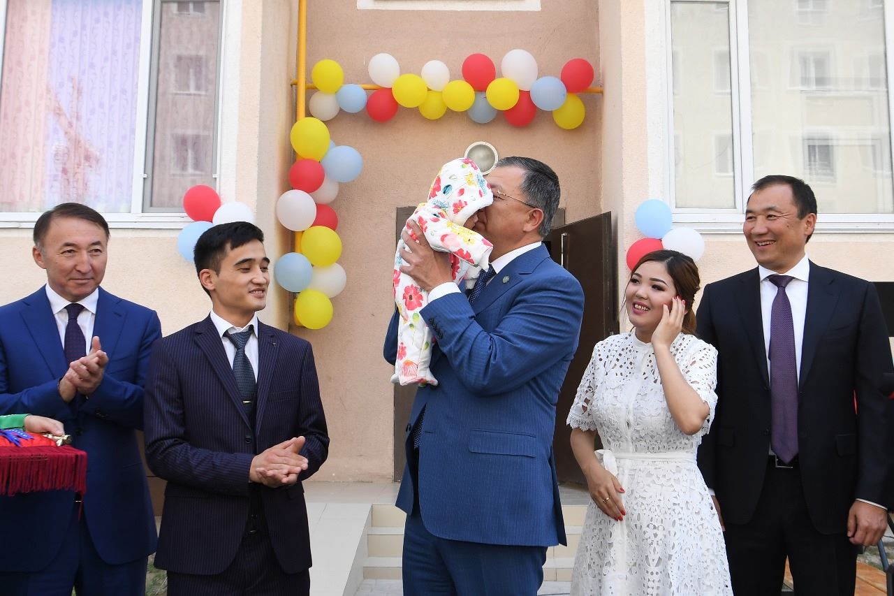Túimebaev Shymkenttiń millionynshy turǵynyna páter kiltin tabystady (foto)