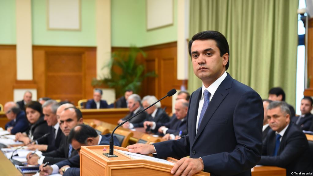 "Restoranǵa barma!" Tájik diktatory ákim ulyna qandai keńes berdi?
