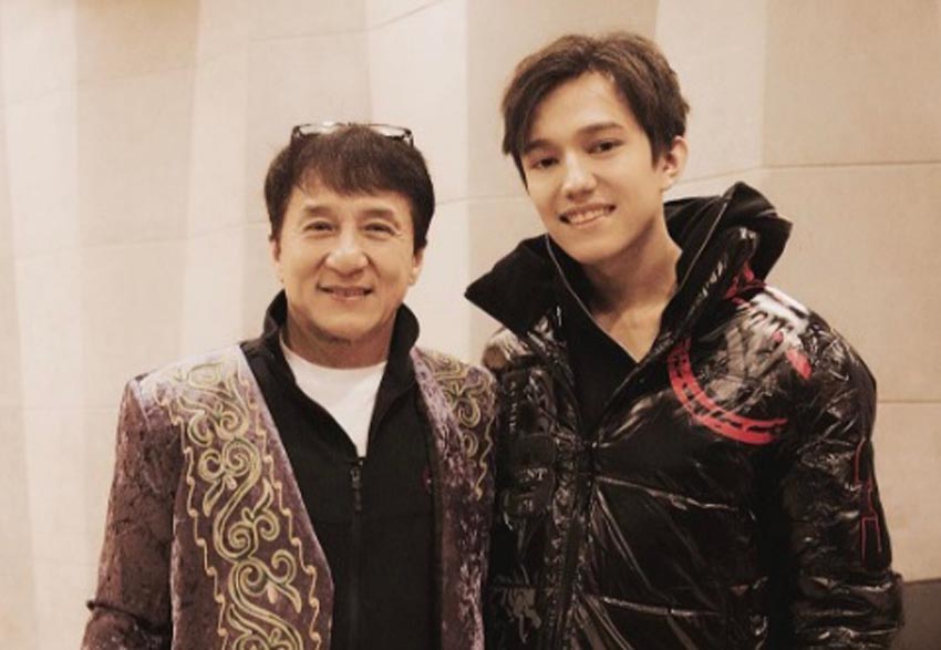 Dimash Djeki Chanǵa dombyra syilap, iyǵyna shapan japty