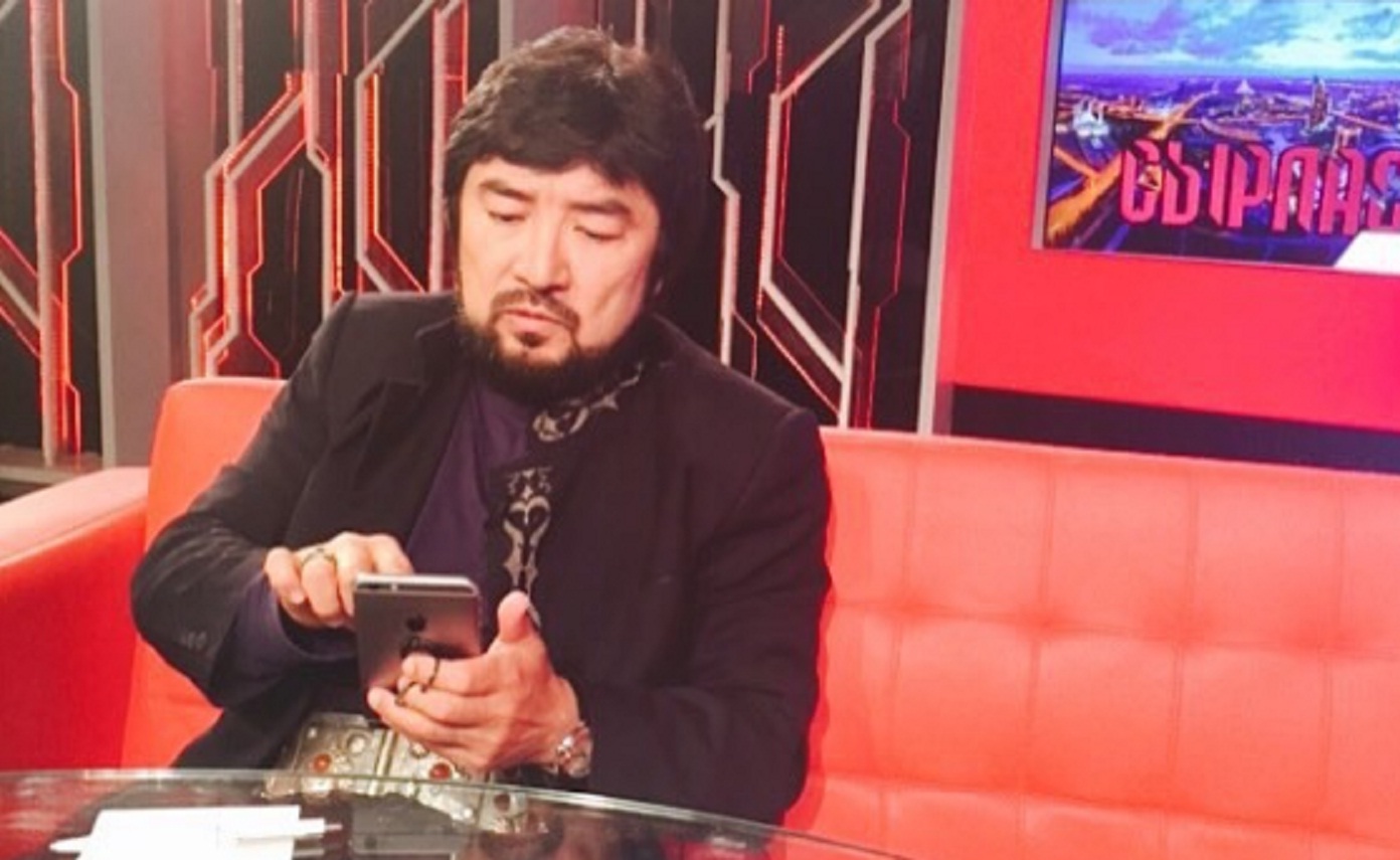 Отырып алып аузына келгенді жазады. Фейсбукті ауыздықтау керек