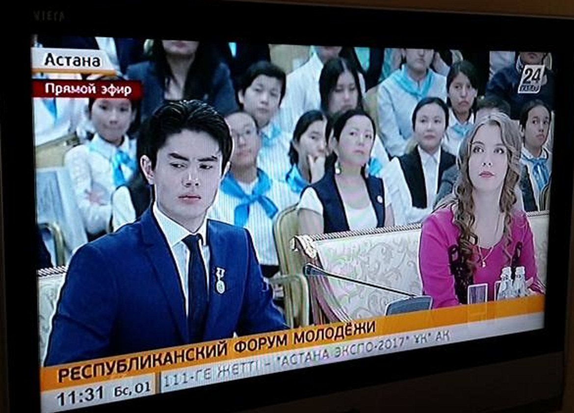 Nazarbaev jastarmen nege orys tilinde sóilesedi?