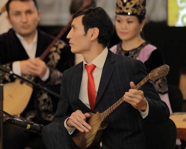 Қайрат Айтбаев: "Ән негізінен аралас өлшемге құрылады"