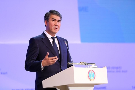 Áset Isekeshev: Mektepter aqsha suraityn bolsa, maǵan habarlasyńyzdar