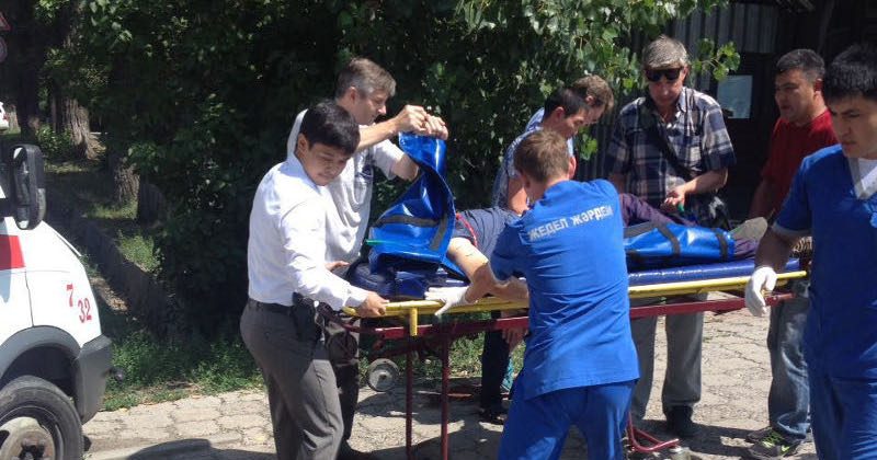 Атыстан зардап шеккен 8 адамға қажетті медициналық көмектің бәрі көрсетілуде