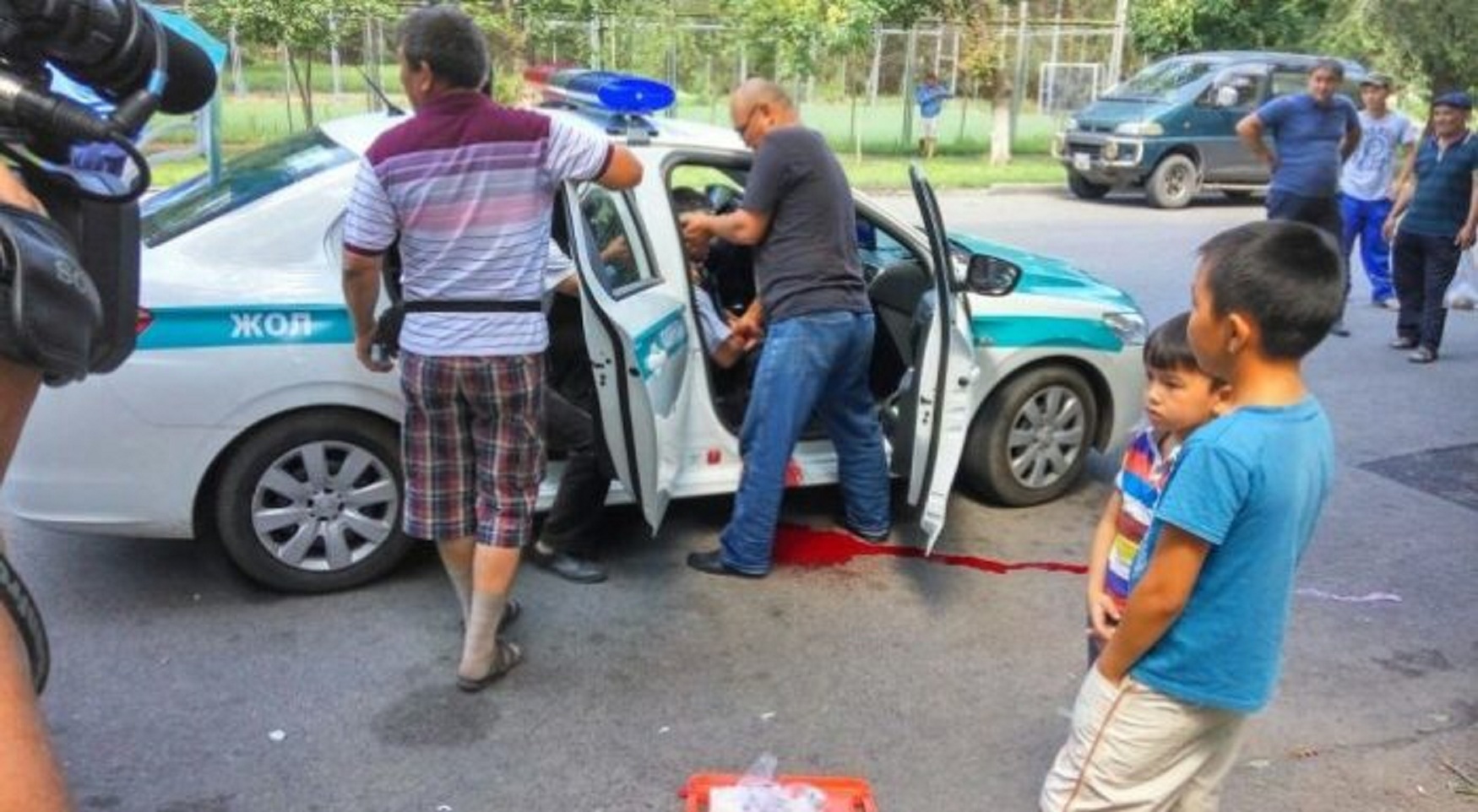 Алматыда ер адам автоматпен полиция басқармасына шабуылдады