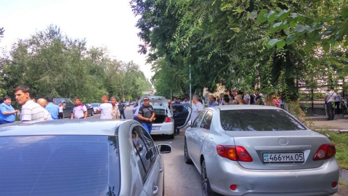 Алматыда Алмалы аудандық ІІБ маңы қоршауға алынды